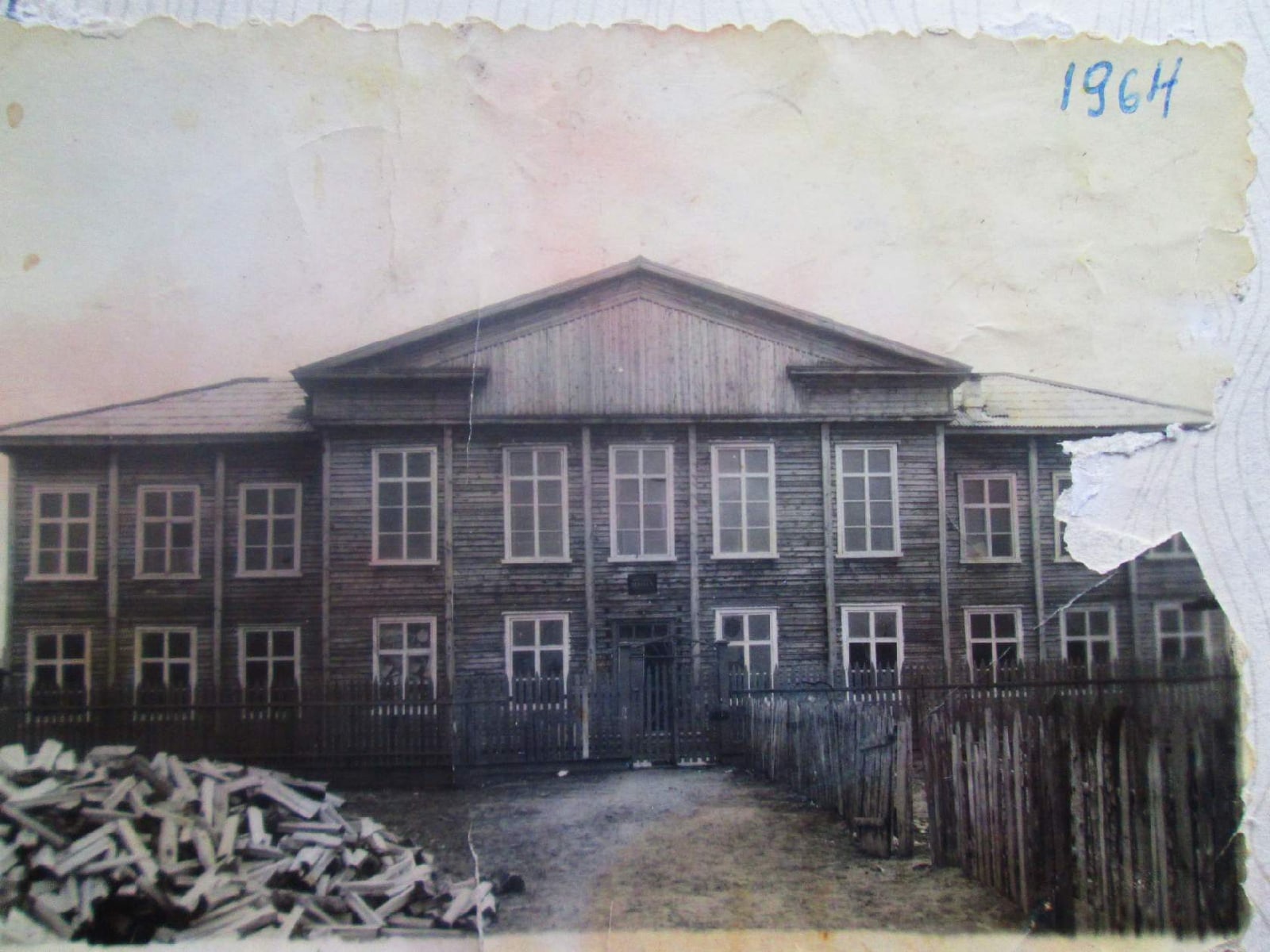 Здание школы в 1964 году